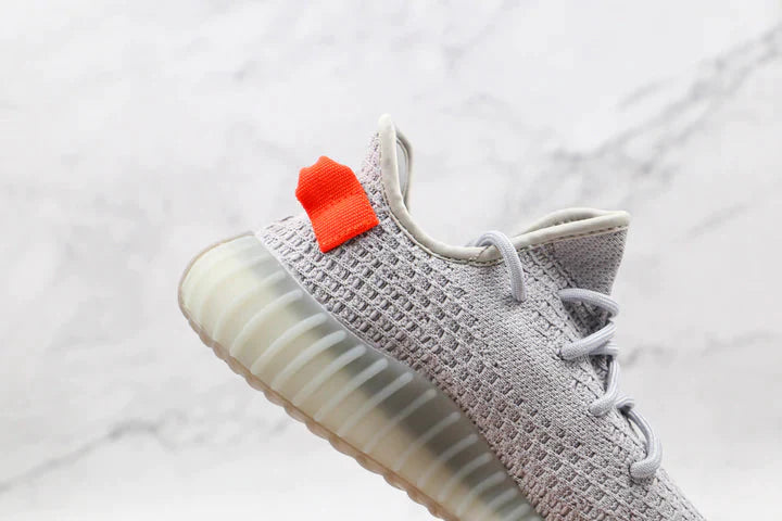 Tênis Adidas Yeezy Boost 350 V2 Tail Light