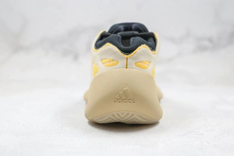 Tênis Adidas Yeezy Boost 700 V3 Safflower