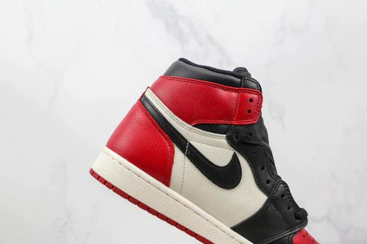 Tênis Nike Air Jordan 1 Retro High Bred Toe