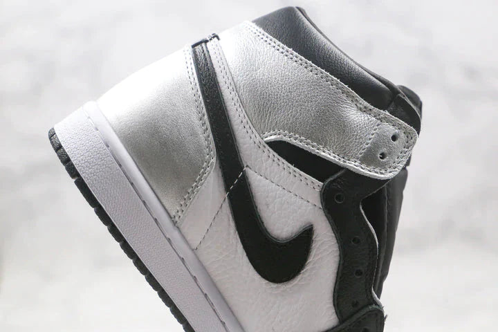 Tênis Nike Air Jordan 1 Retro High Silver Toe