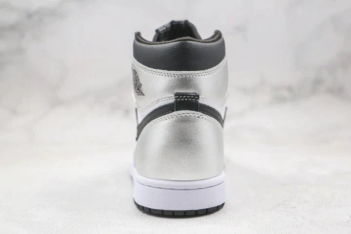 Tênis Nike Air Jordan 1 Retro High Silver Toe