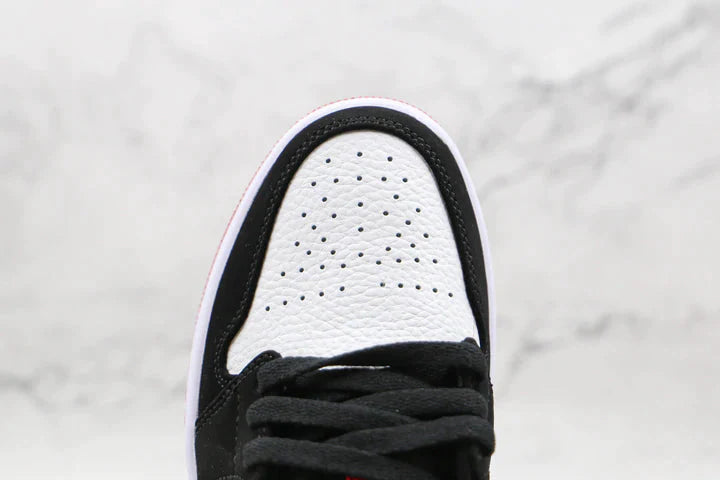 Tênis Nike Air Jordan 1 Low Black Toe