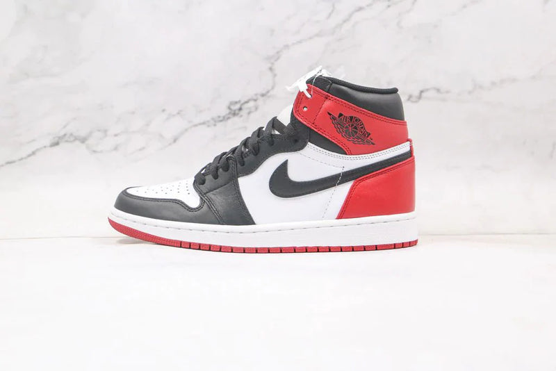 Tênis Nike Air Jordan 1 Retro High Black Toe